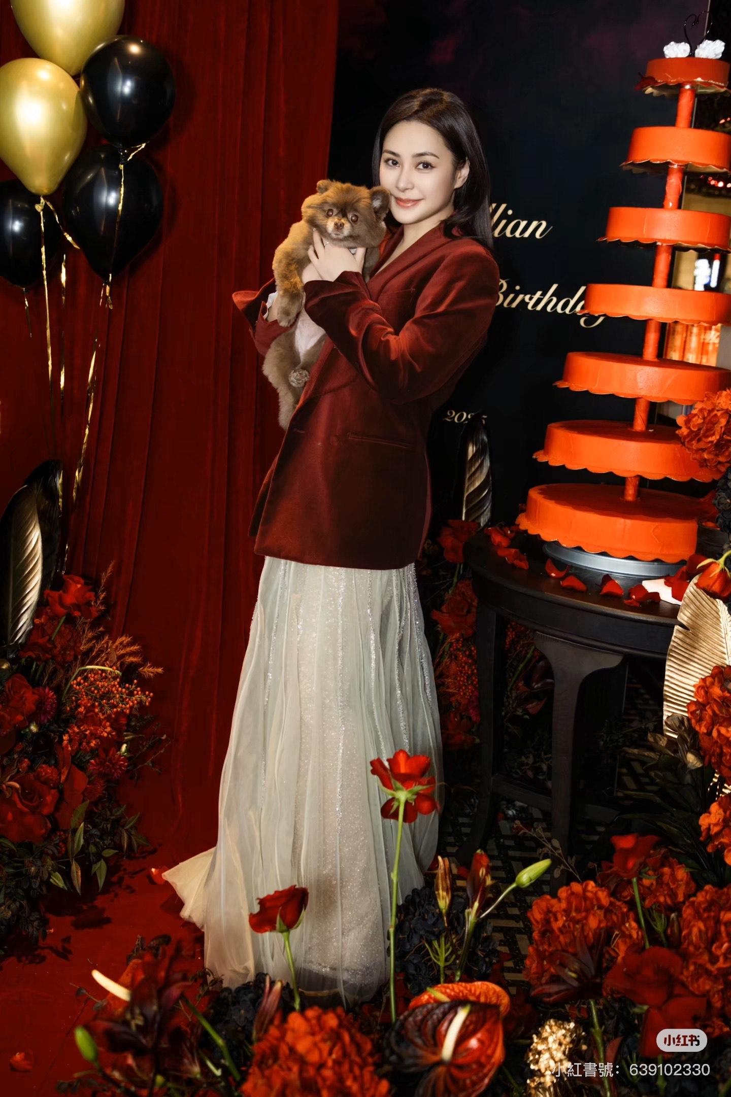 鍾欣潼與愛犬同月同日生日。