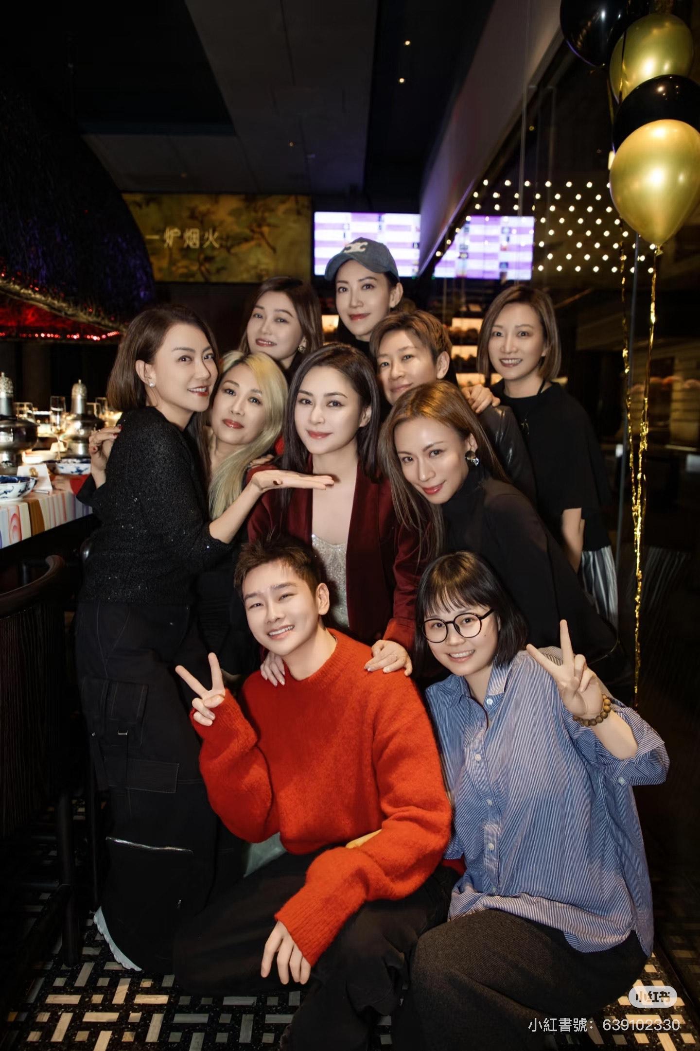 鍾欣潼44歲親自搞生日會 。