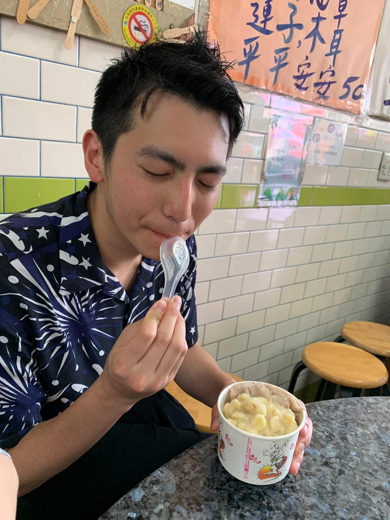 「雞排妹」公開老公Akira正面照片,獲網民大讚又帥又可愛。