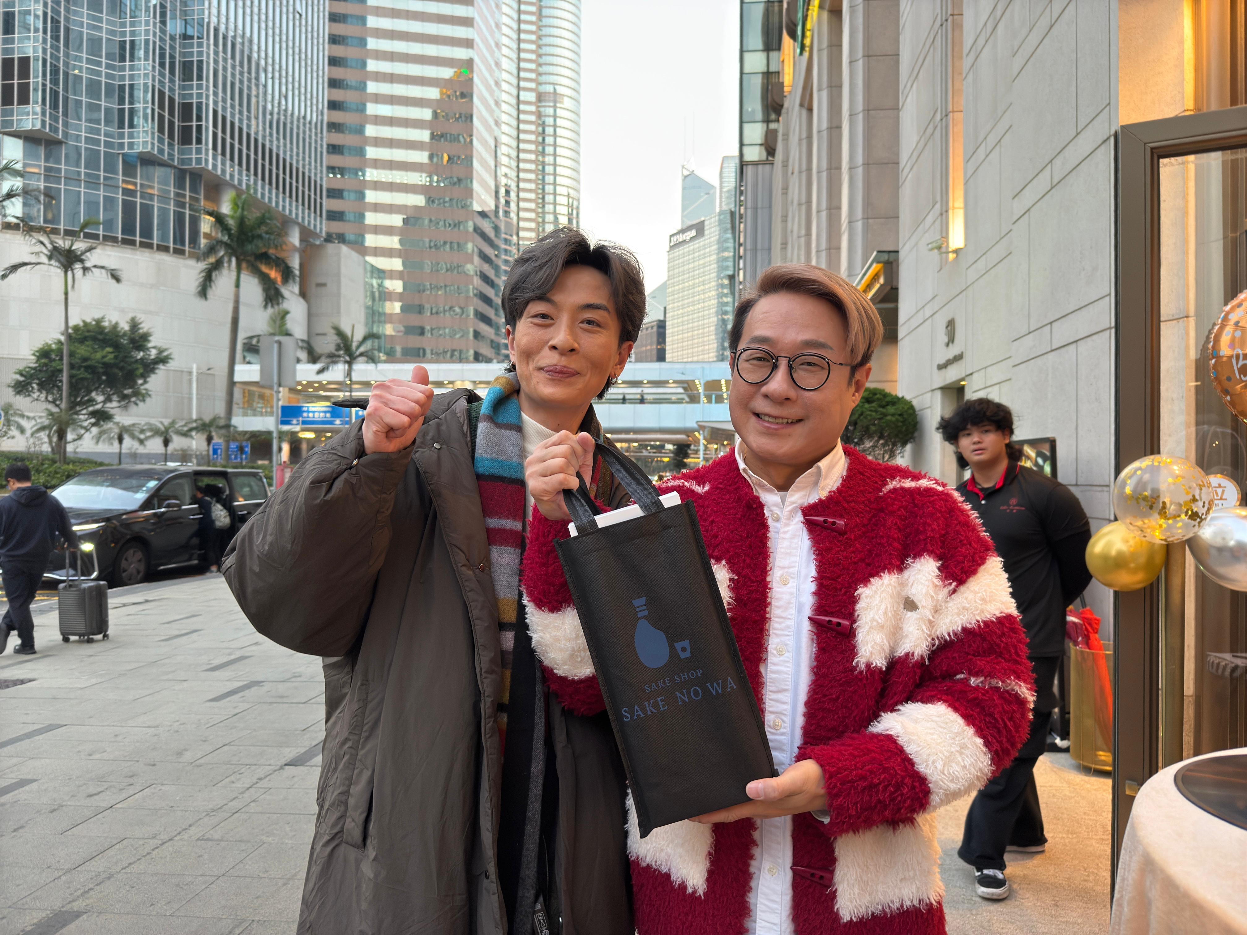 顏志恒送生日美酒。