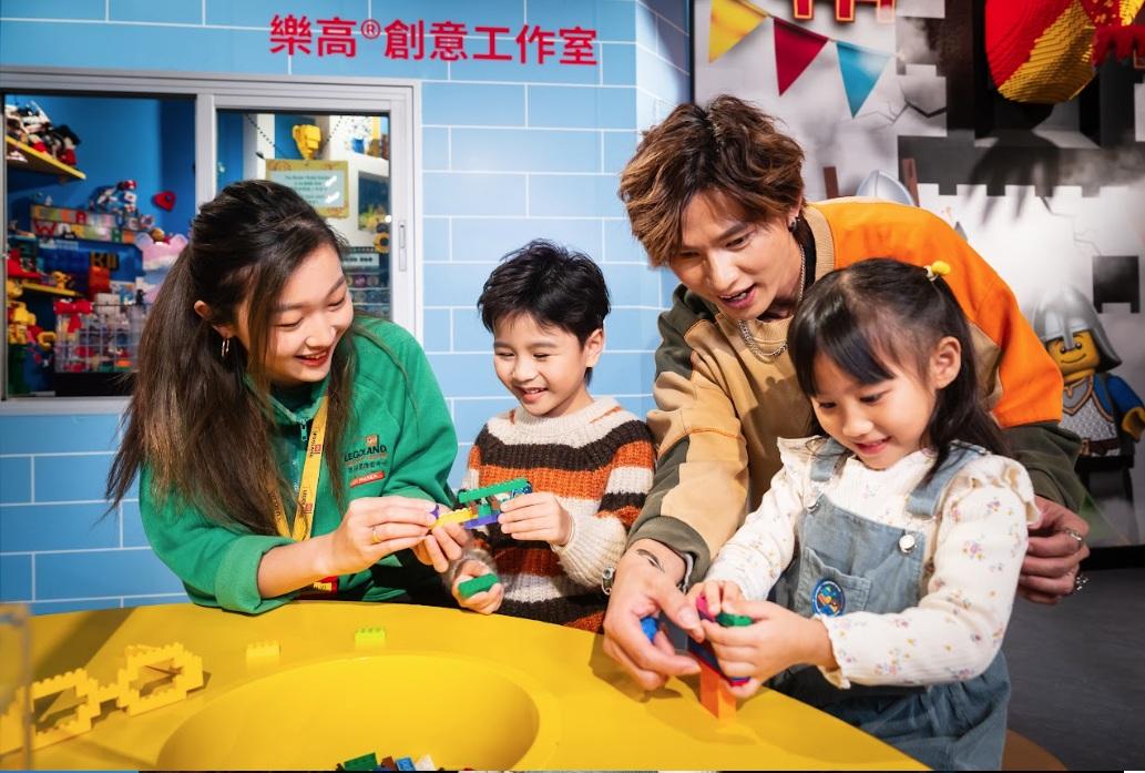 拼砌打卡道具,並拍照留念,連同主題標籤#LEGOCreativityAcademy發布照片至社交平台即挑戰成功。