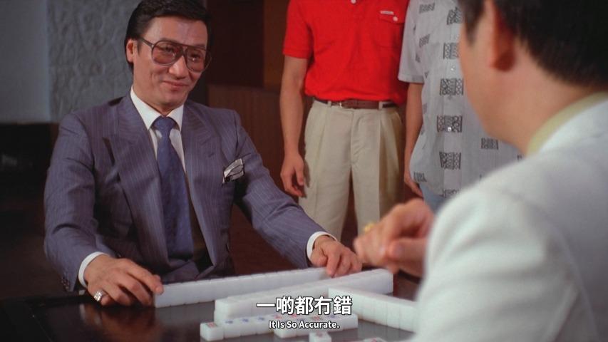 「四哥」謝賢於同年大熱的電視劇《千王群英會》中演活賭王屠一笑,他在《打雀英雄傳》中重操故業,扮演足智多謀的麻雀英雄燕西樓,同樣魅力十足。(圖片來源:影片截圖)