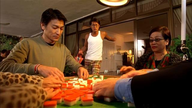 「麻將大俠」德華以打牌維生,從不輸錢卻人緣極佳,德華女友詠琪一打牌便會發脾氣,二人分分合合多年。其後詠琪在心碎之下詛咒德華從此「一世摸爛牌」,自此德華的牌運詭異地變得奇差⋯⋯ (網上圖片)