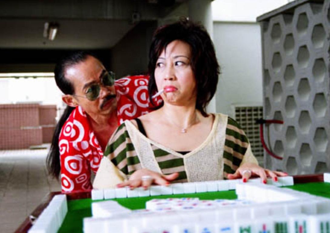 儘管《雀聖》看起來是惡搞式的喜劇,但戲中「十三飛」飛姐除了教曉大家麻雀技術,還教授《麻雀聖經》,以打麻雀喻人生。(圖片來源:網上圖片、影片截圖)