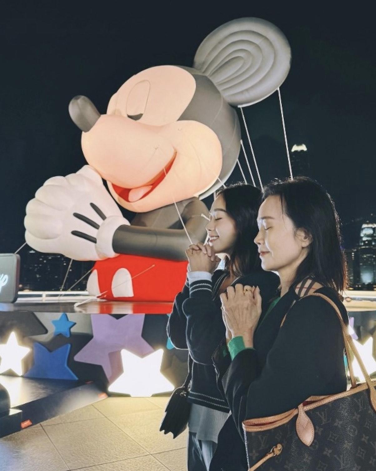 黃心穎與媽媽的合照,媽媽亦刻意遮去女兒的大半身。