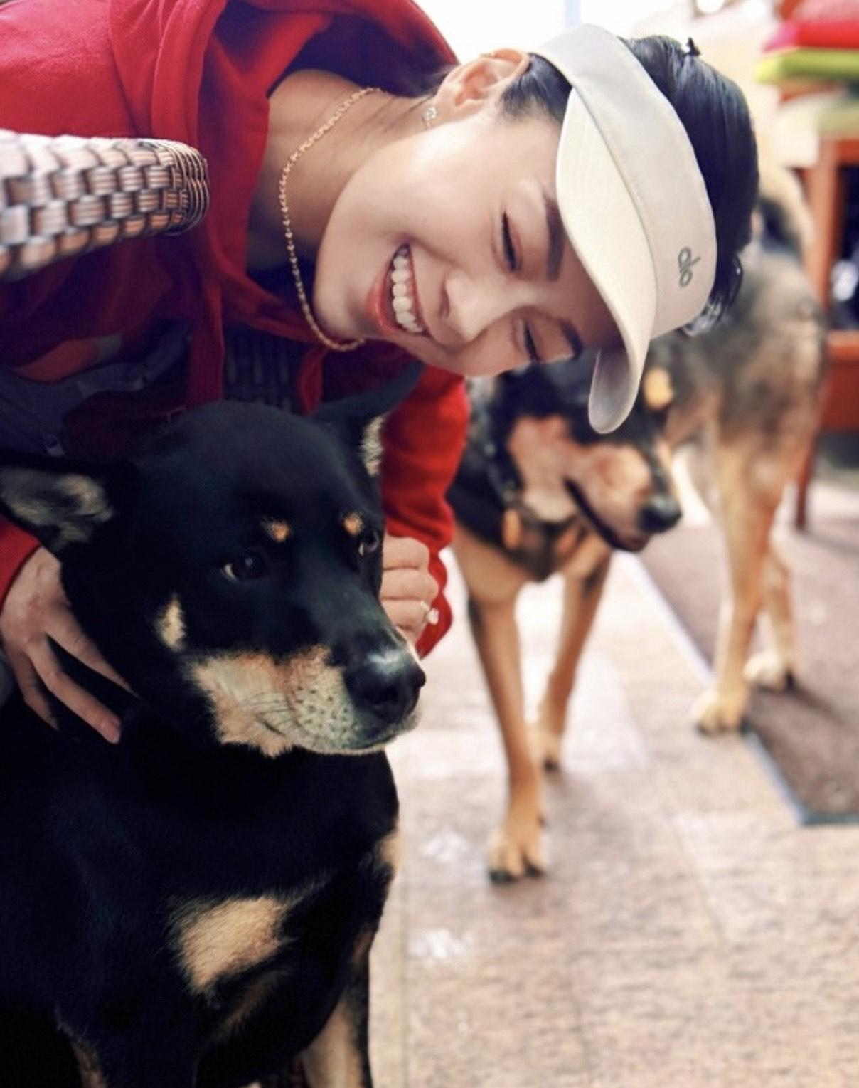 黃心穎每張相都刻意遮肚,僅露出上半身。