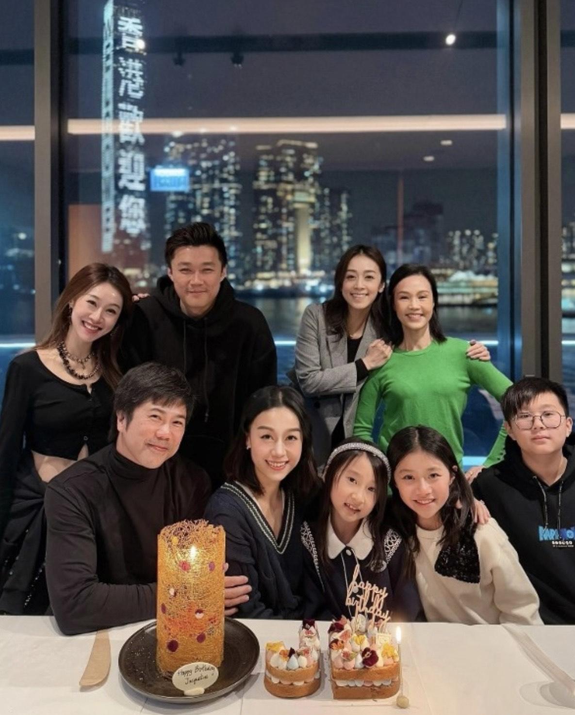 黃心穎大曬全家福 ,相當溫馨。