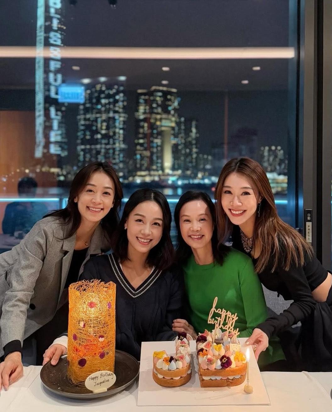 黃氏姊妹與媽媽合照。