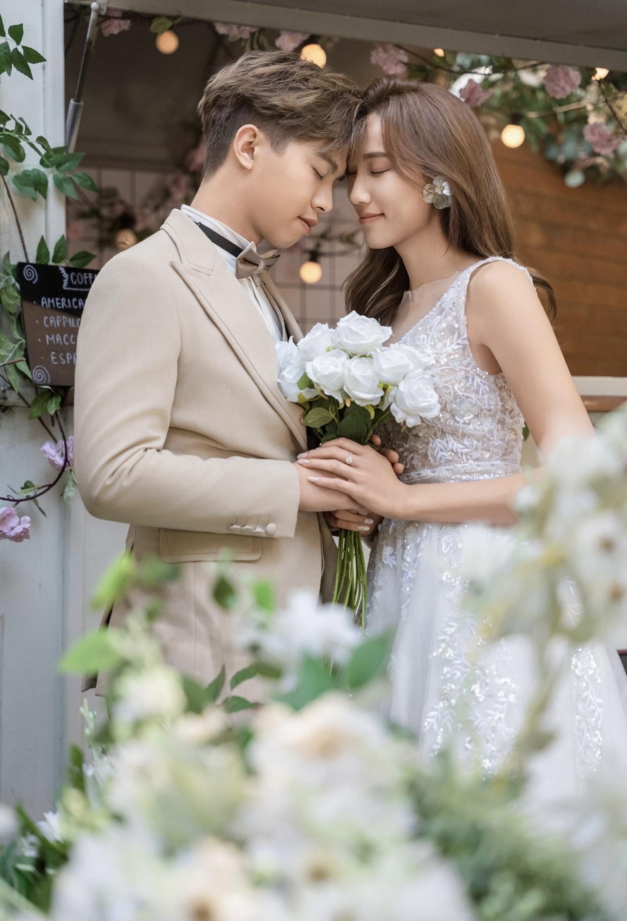 貓仔下月與拍拖九年的圈外男友結婚 。