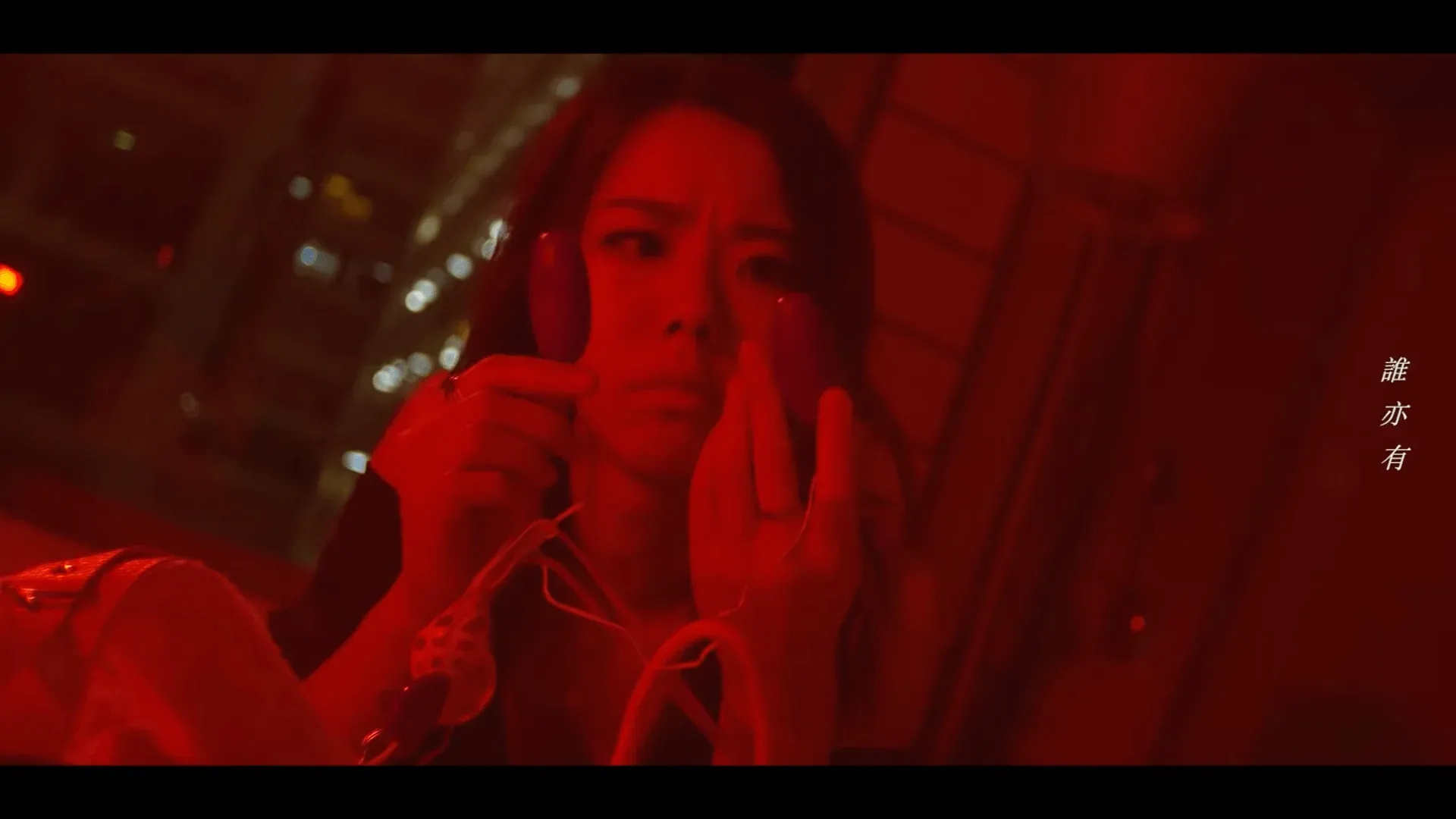 MV畫面更拿起性玩具,對不少保守觀眾來說感到咋舌。