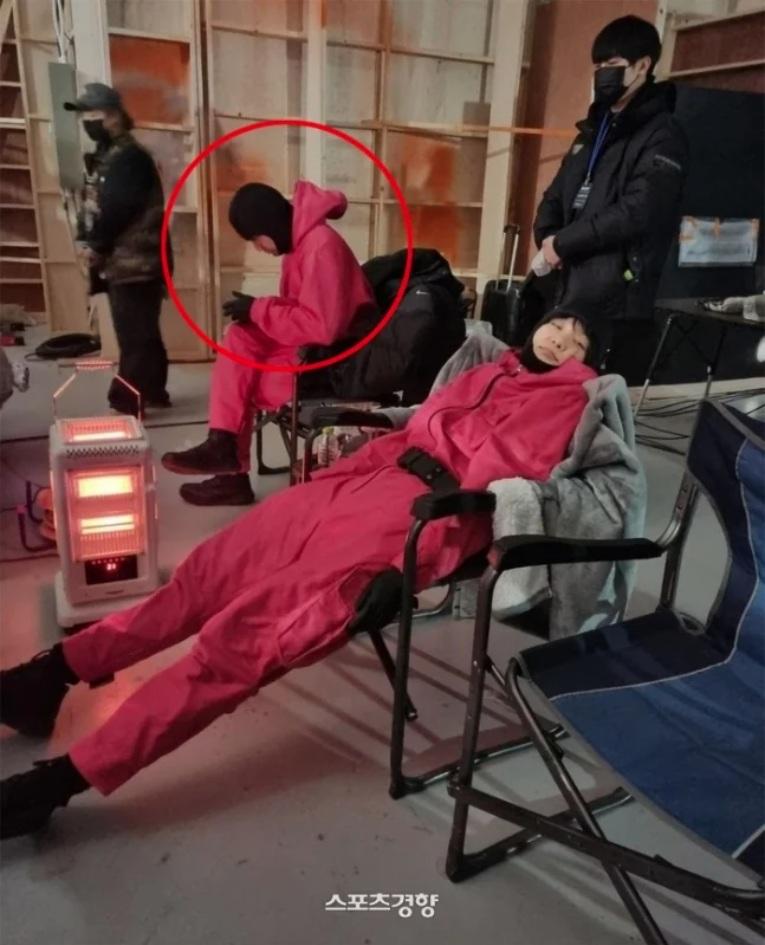朴圭瑛上載《魷3》拍攝現場照,曝光了李陣郁成為「粉紅衛兵」。