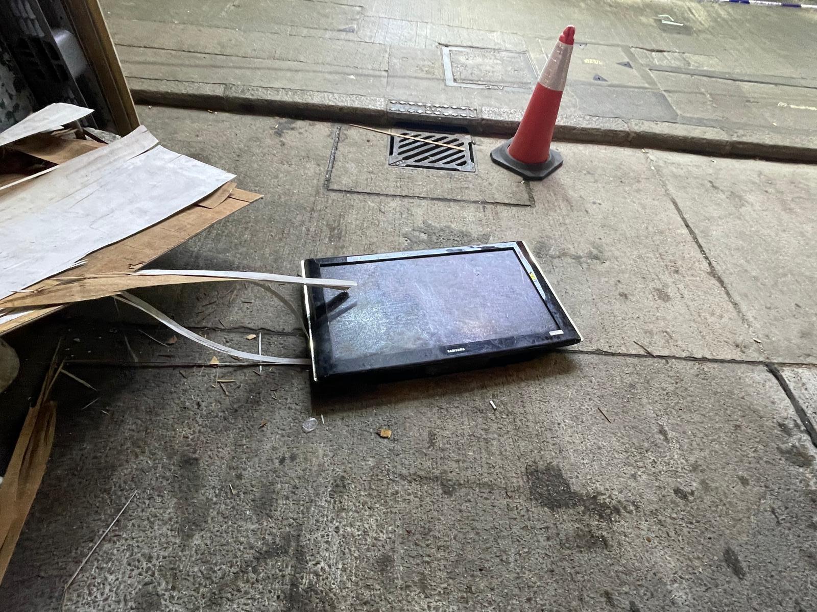 警方接獲報案,指有2支酒樽及1部電視機墮下。(警方圖片)