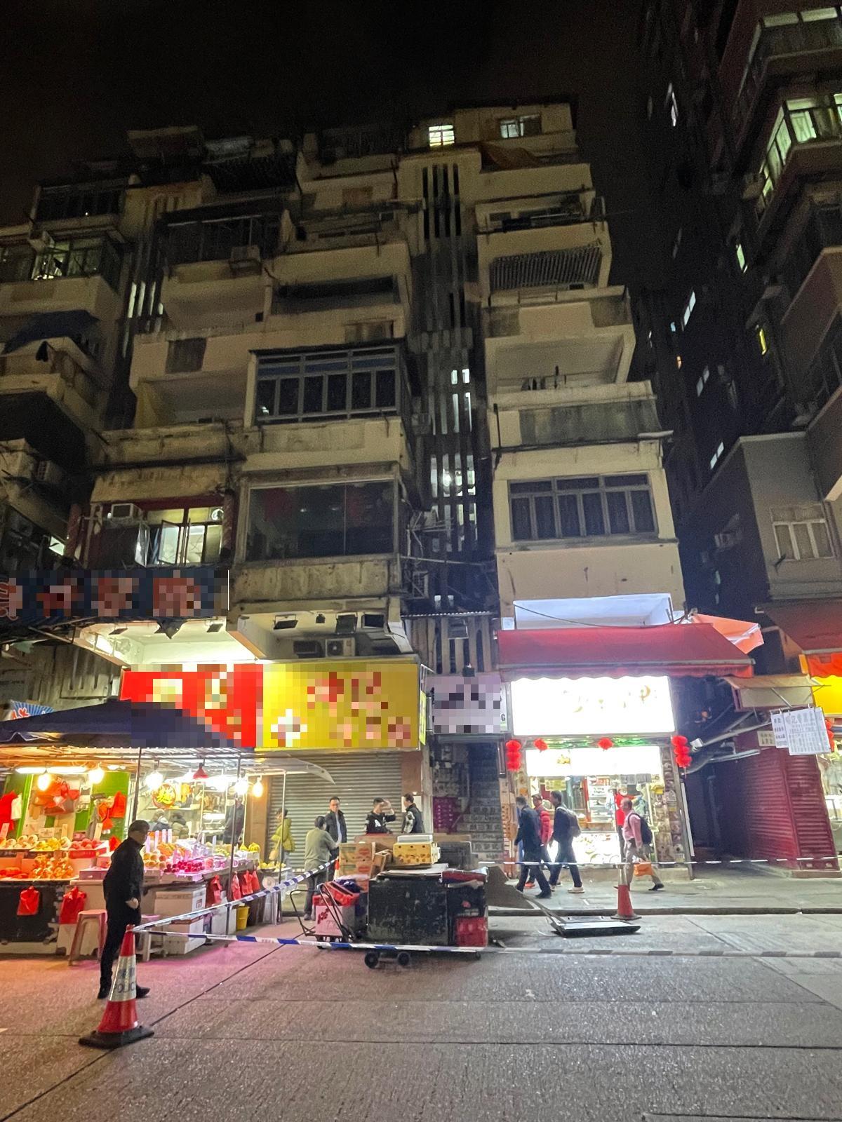 長沙灣永隆街一唐樓有雜物高處墮下。(警方圖片)