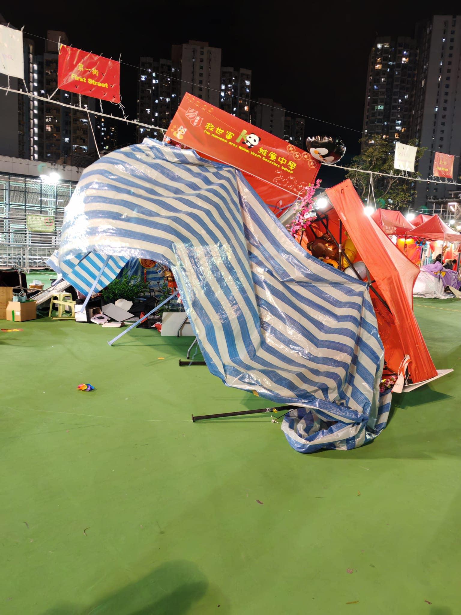 被強風吹倒的3檔口包括救生軍卜維廉中學所設立的檔口,以及售賣毛公仔及氣球的檔口。(慈雲山資訊交流@FB)