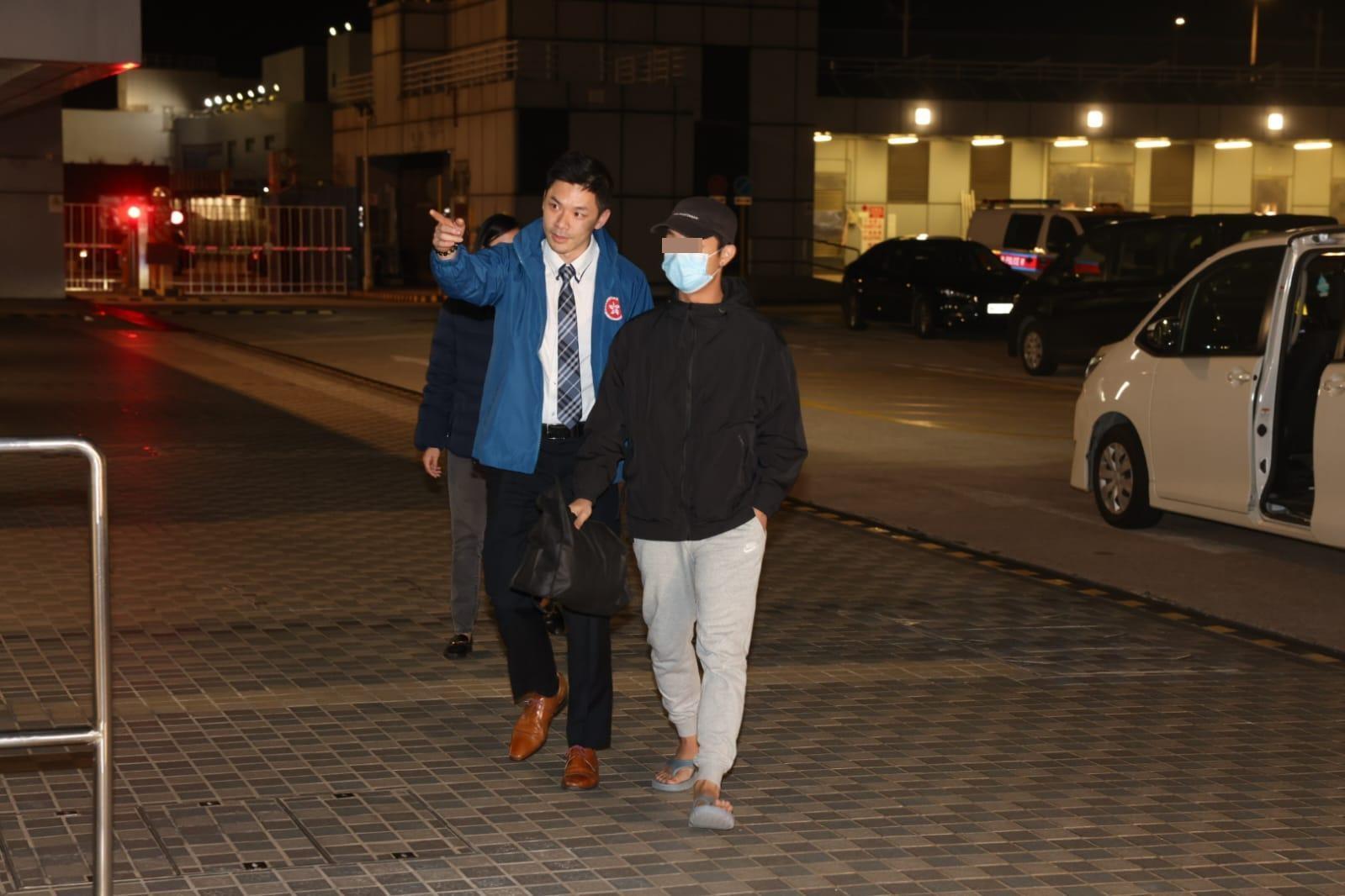 一名29歲男子在緬甸遭禁錮從事非法工作,昨日(27日)深夜由當局專責小組成員陪同從泰國返港。