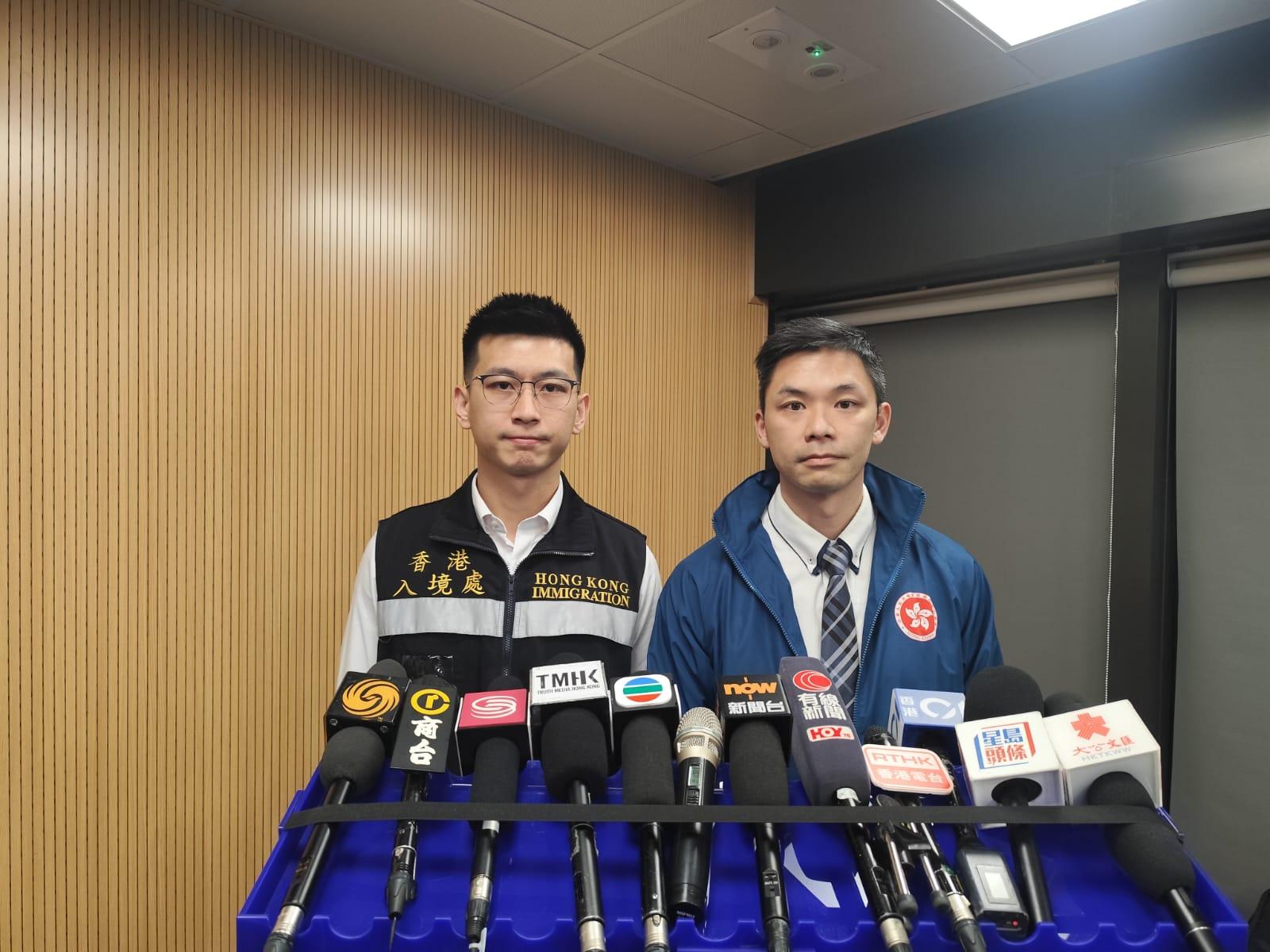 保安局助理秘書長(緊急事故支援組)袁栢基(右)昨晚會見傳媒時表示,對可以帶該名港人回港,感到非常感動。(資料圖片)