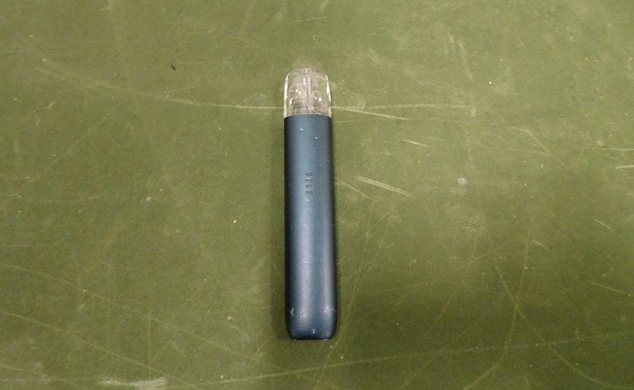 海關檢獲4粒懷疑太空油煙彈、一支懷疑含有太空油的電子煙、1.4克懷疑氯胺酮及12.63克懷疑可卡因。(海關圖片)