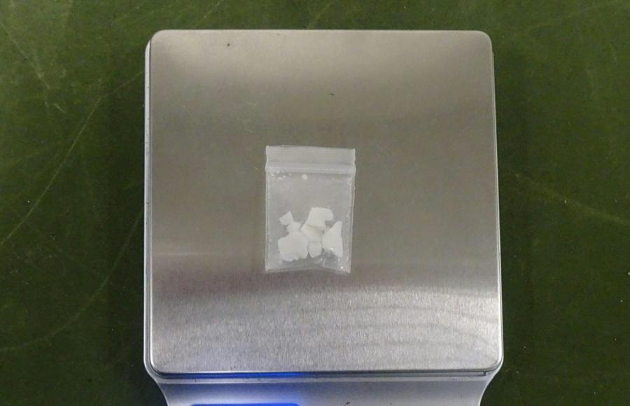 海關檢獲4粒懷疑太空油煙彈、一支懷疑含有太空油的電子煙、1.4克懷疑氯胺酮及12.63克懷疑可卡因。(海關圖片)