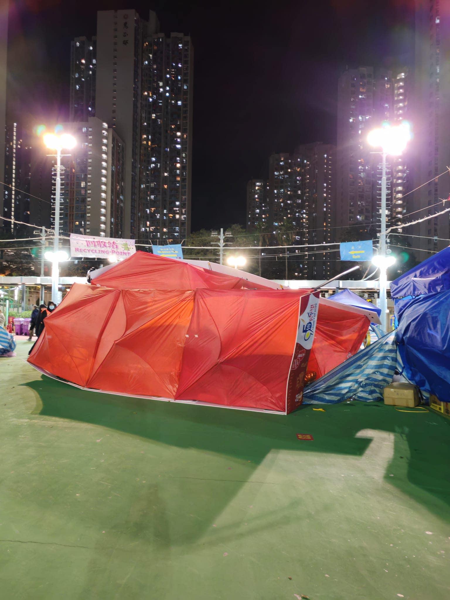 被強風吹倒的3檔口包括救生軍卜維廉中學所設立的檔口,以及售賣毛公仔及氣球的檔口。(慈雲山資訊交流@FB)