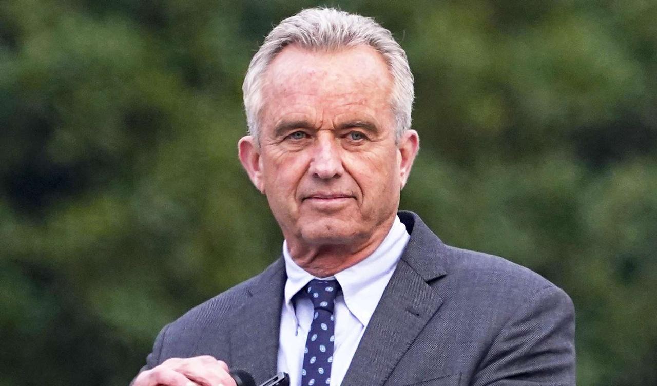 特朗普簽署用筆將交約翰甘迺迪的姪兒。(資料圖片)