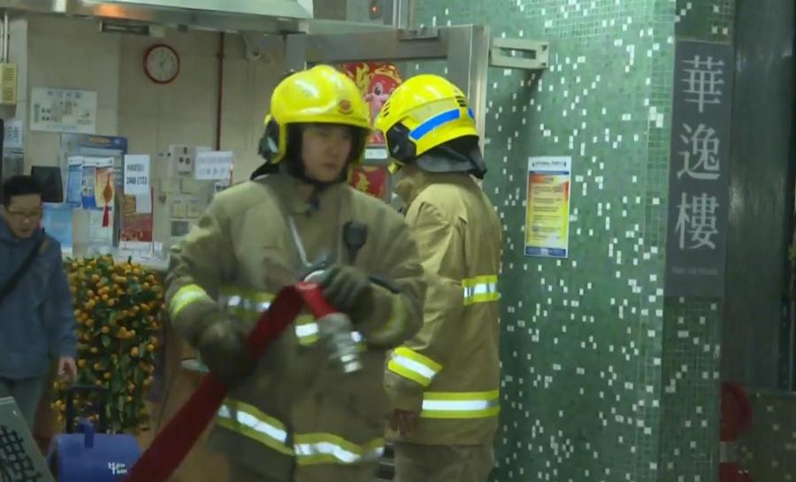 消防經初步調查後相信單位內有電線短路引致火警。(有線新聞截圖)