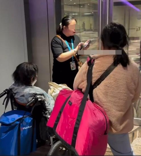 Michele及其家人,包括一名坐輪椅婦人,被困在登機橋與閘口之間。(IG)