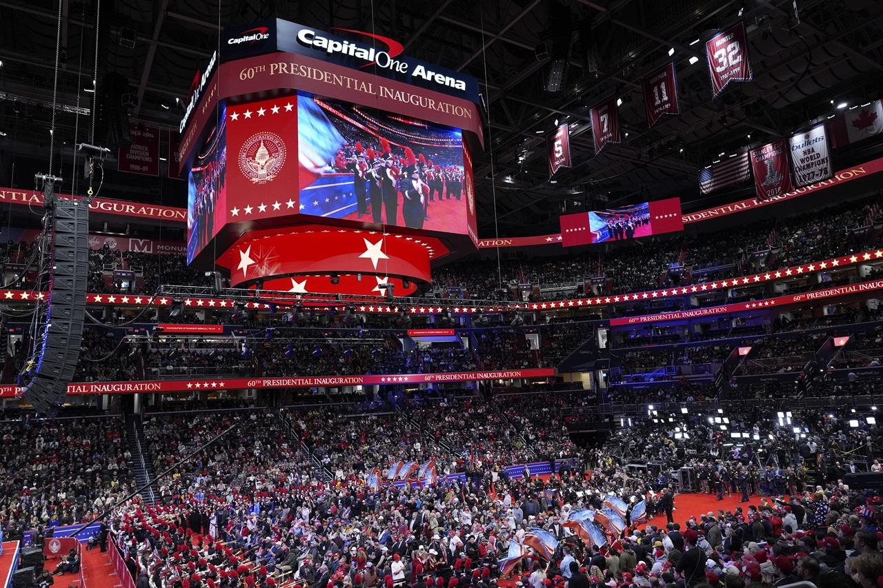 原定在賓夕法尼亞大道舉行的巡遊,改在第一資本體育館舉行。(AP)