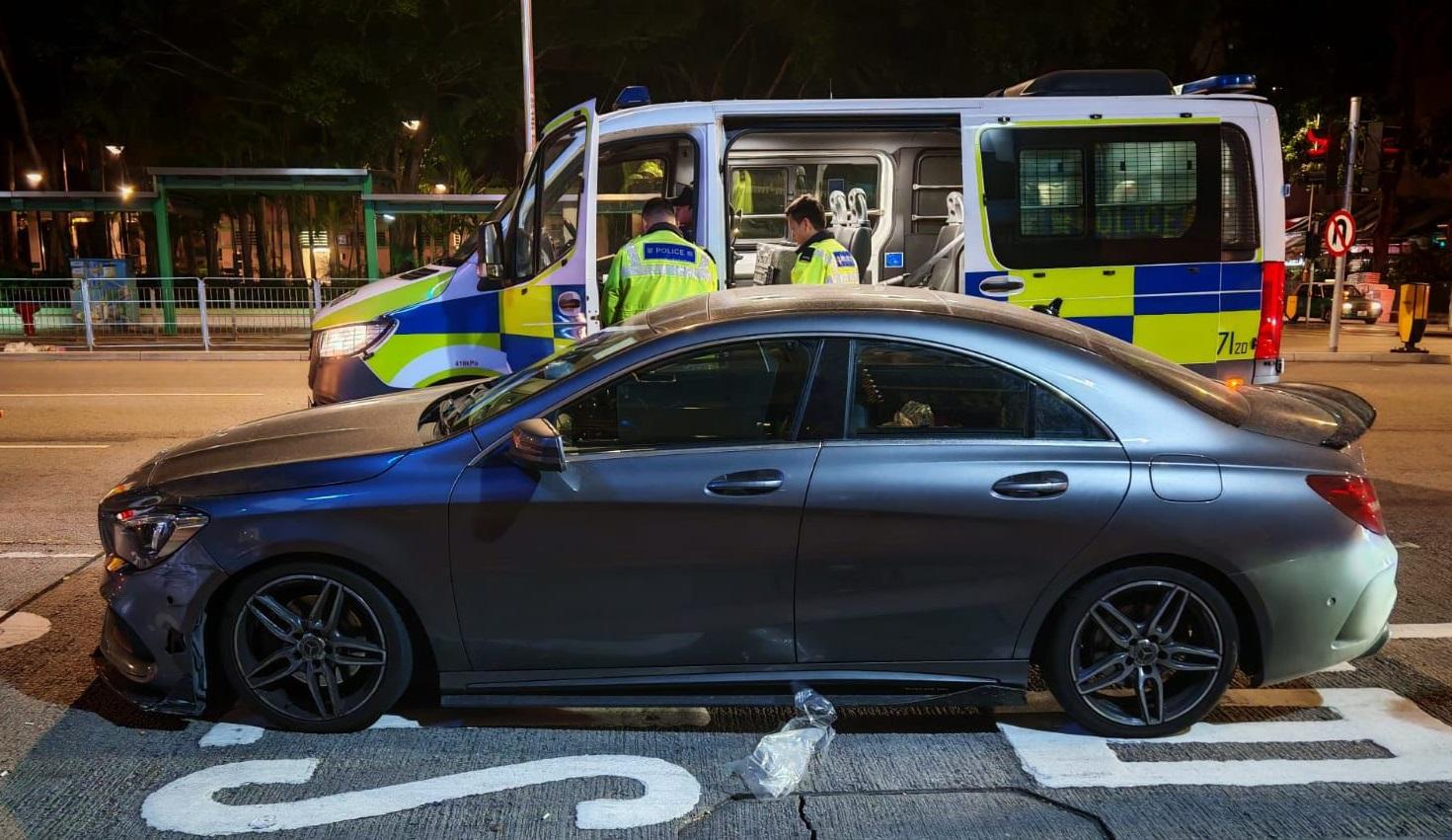 警員在車內檢獲50粒懷疑太空油煙彈,並對煙彈進行依托咪酯快速檢驗測試呈陽性反應。(警方圖片)