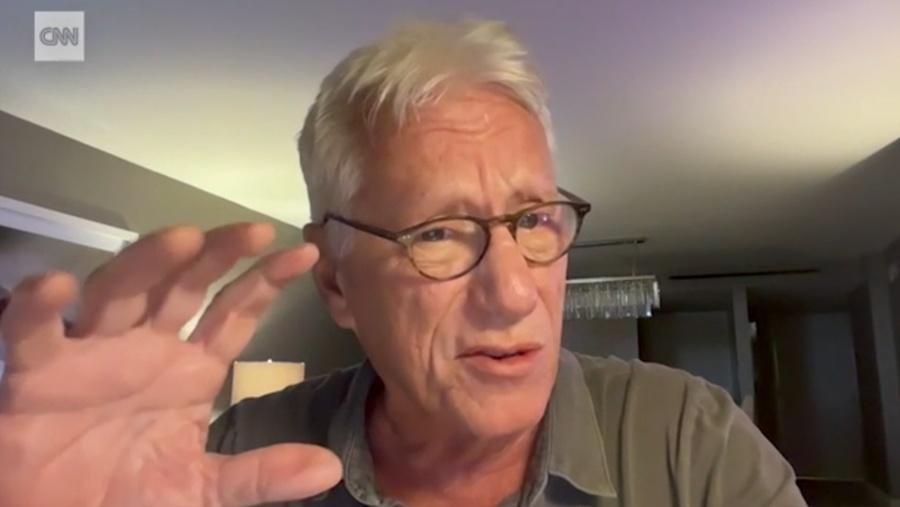 James Woods講述在撤離時如何幫助一名老鄰逃生。(網上截圖)