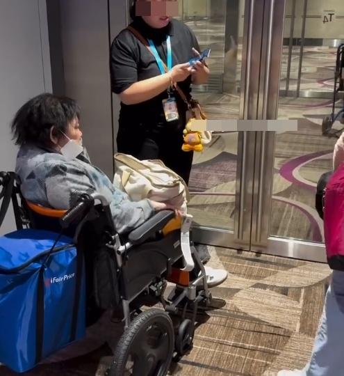 Michele及其家人,包括一名坐輪椅婦人,被困在登機橋與閘口之間。(IG)
