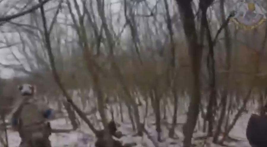 懷疑北韓士兵無路可退時,以手榴彈自我了斷,屍體容貎受損、面目模糊。(X)