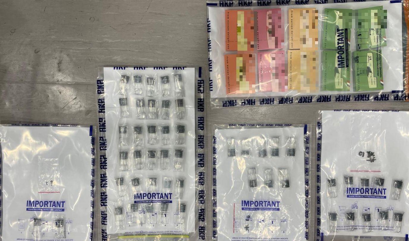 警員在車內檢獲50粒懷疑太空油煙彈,並對煙彈進行依托咪酯快速檢驗測試呈陽性反應。(警方圖片)