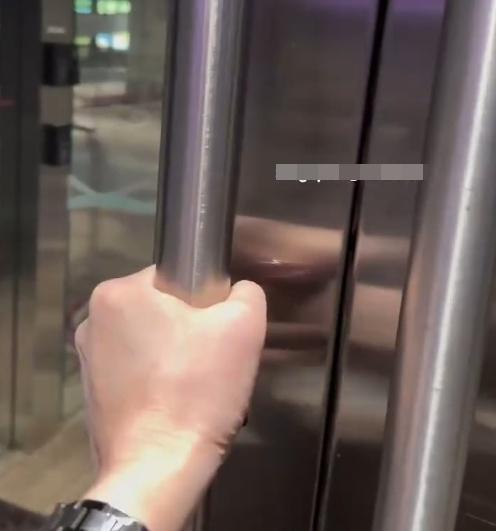 她嘗試推門但玻璃門被銷上未能外出。(IG)