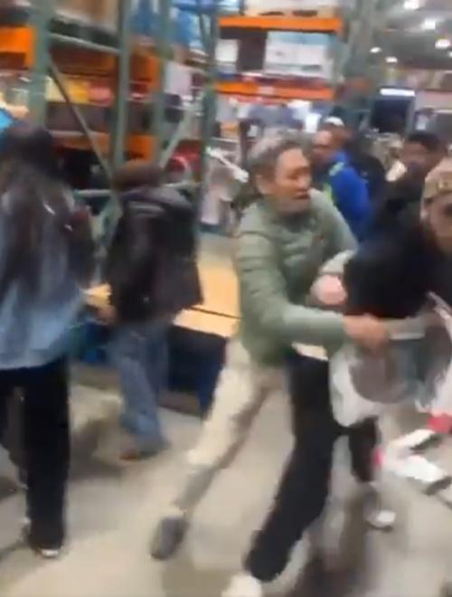 —名身穿綠色外套男子在爭奪組合包時,與另一名拿著兩盒卡牌的年輕男子纏鬥一起。(X)