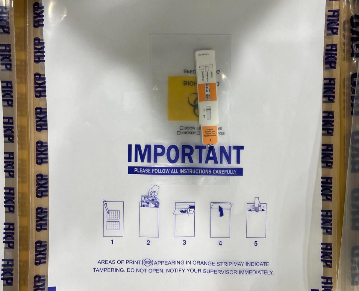 警員在車內檢獲50粒懷疑太空油煙彈,並對煙彈進行依托咪酯快速檢驗測試呈陽性反應。(警方圖片)