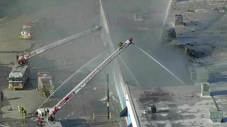 火警造成購物中心的結構嚴重損壞,部分屋頂出現倒塌的情況。(X)