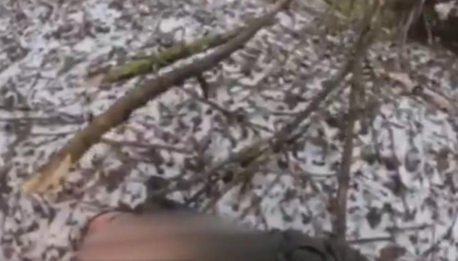 懷疑北韓士兵無路可退時,以手榴彈自我了斷,屍體容貎受損、面目模糊。(X)