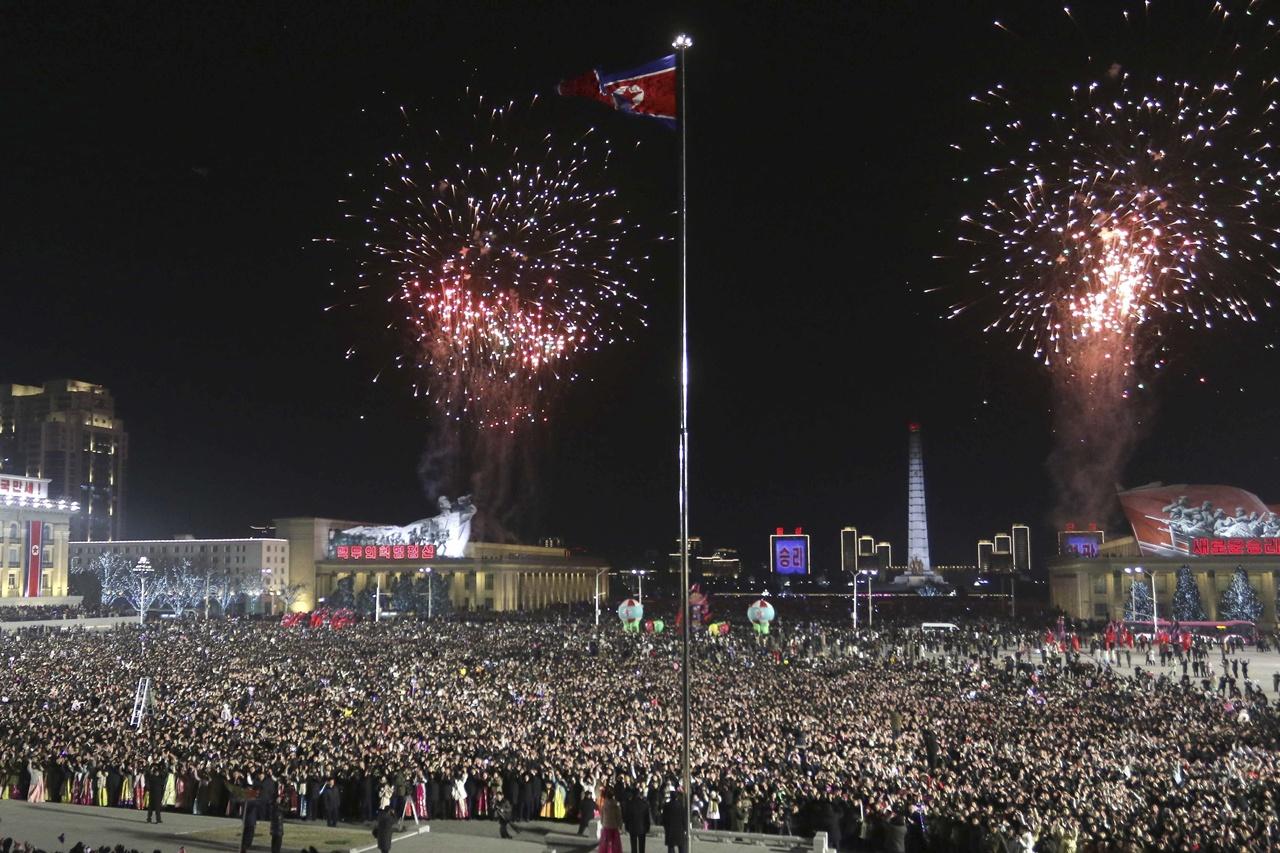 子夜時份舉行升國旗儀式,與燃放煙花慶祝新年。(朝中社)