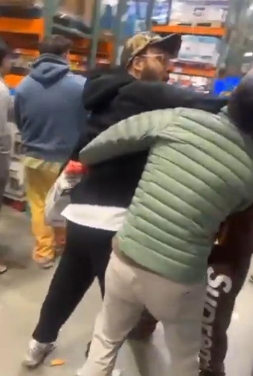 年輕男子猛烈用手踭擊打對方的臉部。(X)