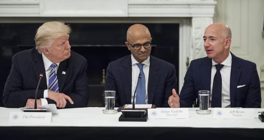 貝佐斯(Jeff Bezos)去年不僅未公開反對,還向其就職基金捐出100萬美元。(2017年。資料圖片)