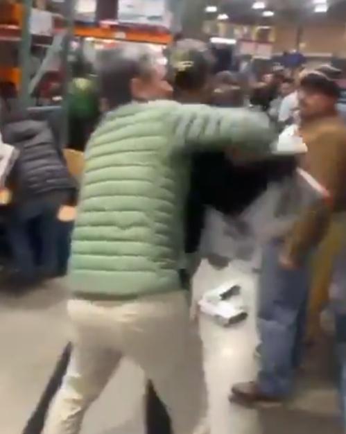 年輕男子猛烈用手踭擊打對方的臉部。(X)