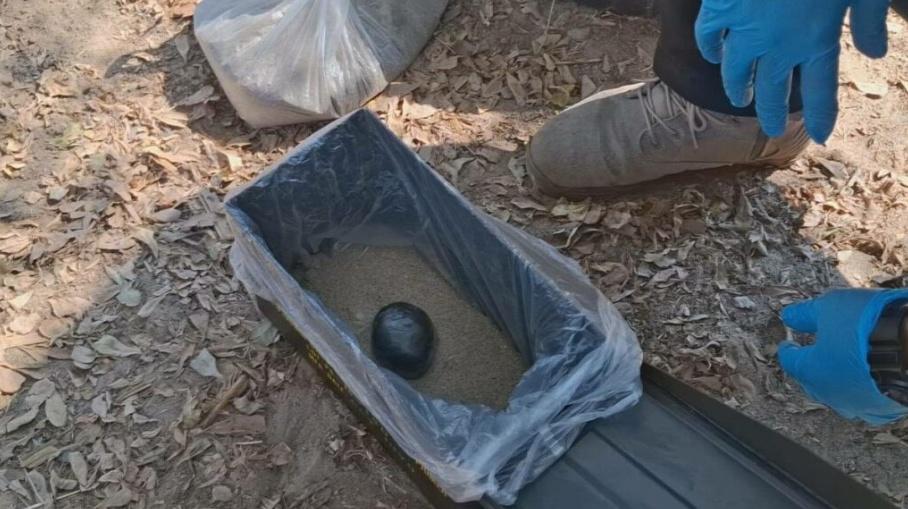 警方爆炸物處理組人員到場將炸彈帶離住宅區處理。(X)