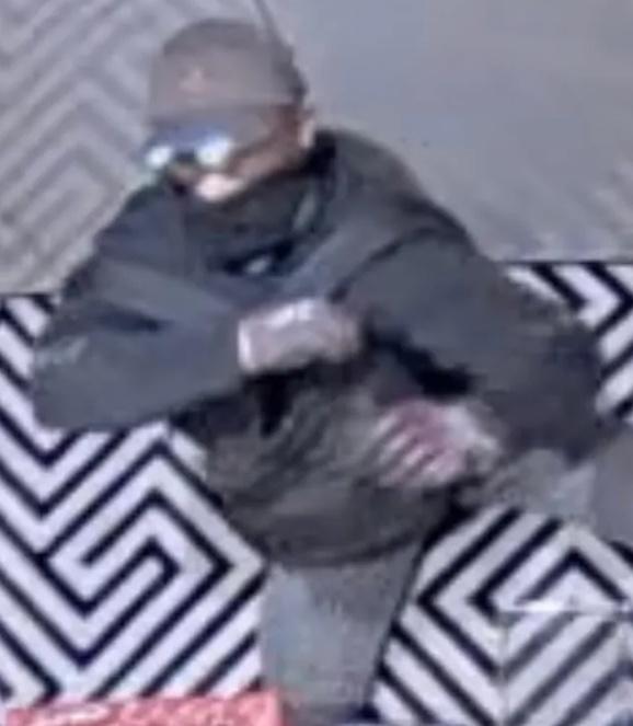 Shafira Huang家提供相關相片,包括疑犯外貎及腳印。(X)