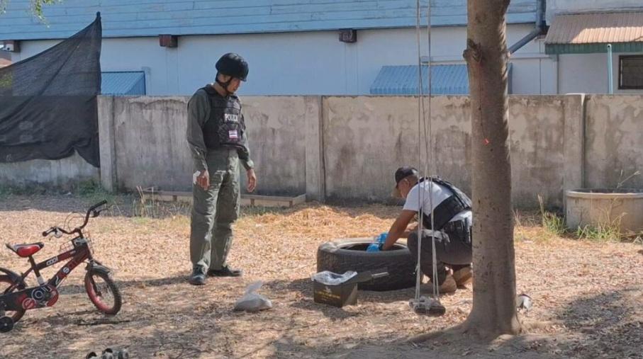 警方爆炸物處理組人員到場將炸彈帶離住宅區處理。(X)