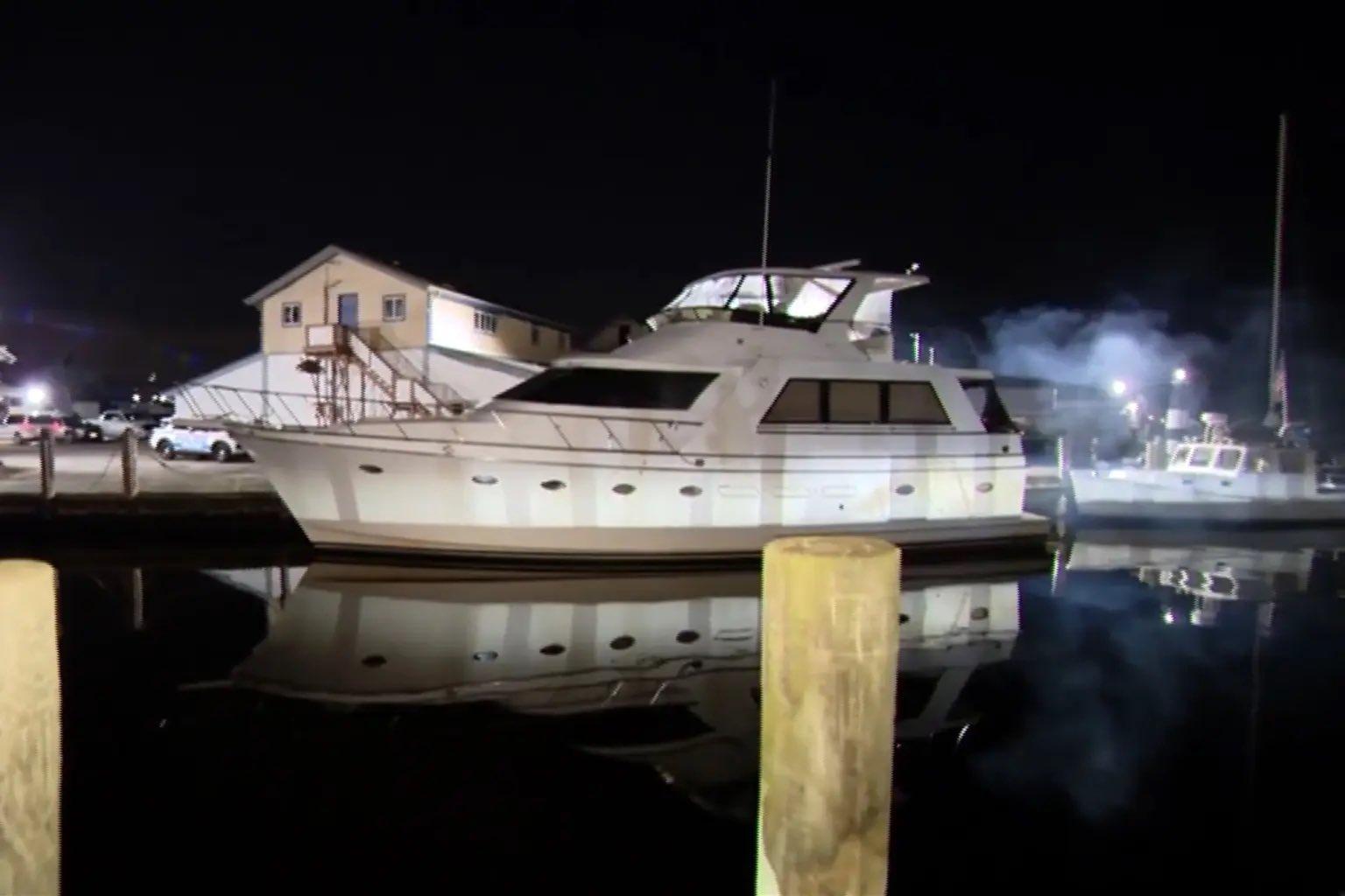 一名女子的匿名電話提供線索,指Emmarae在長島Islip主街附近的一艘遊艇上。(X)