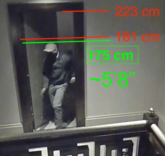 Shafira Huang家提供相關相片,包括疑犯外貎及腳印。(X)