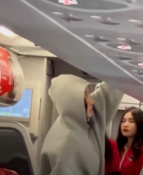 該名吸煙女乘客最終被帶離客機及被捕。(網上截圖)