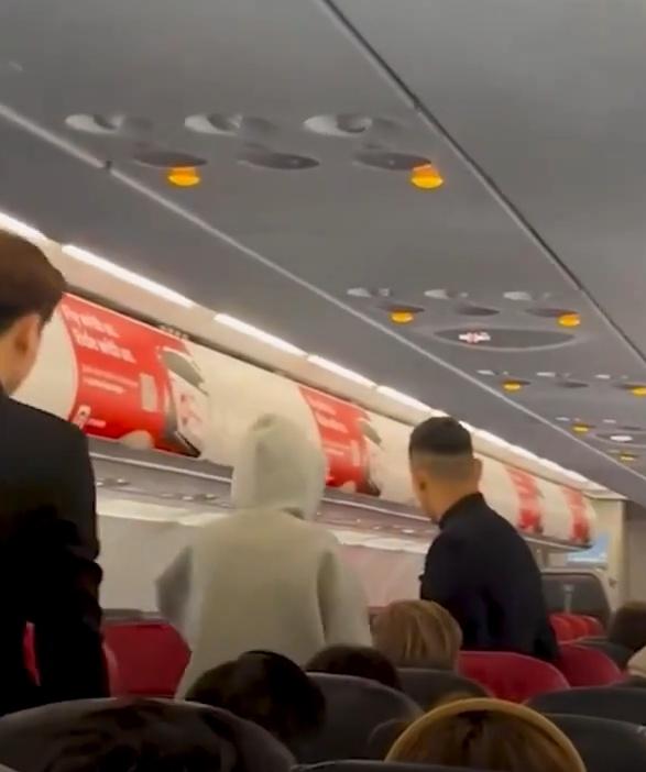 該名吸煙女乘客最終被帶離客機及被捕。(網上截圖)