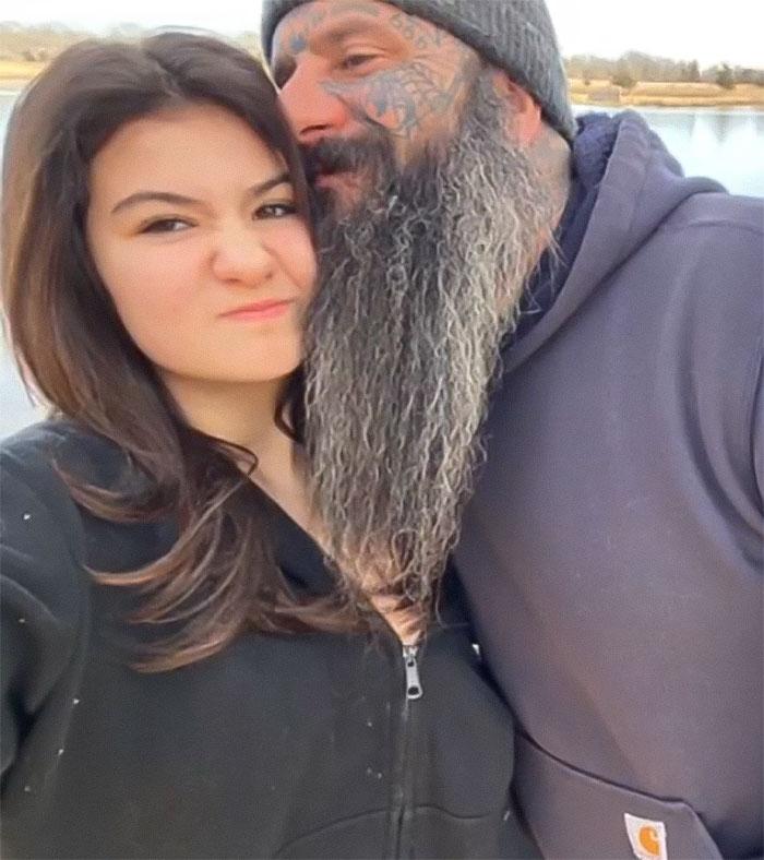 Frank:「我無法形容我抓著她(女兒)時的感覺,她還活著,在我懷裡,地獄般的日子結束了,這是上帝的禮物」。(X)