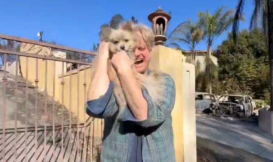 Casey立即抱起Oreo重聚並喜極而泣。(X)